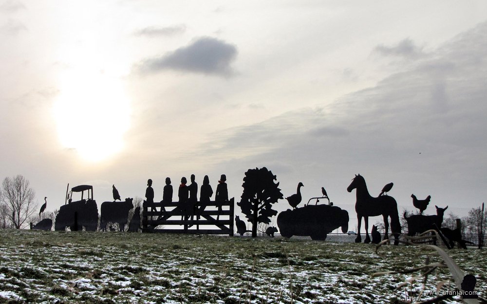 24 december 2010: een rij silhouetten in een weiland bij Haskerdijken