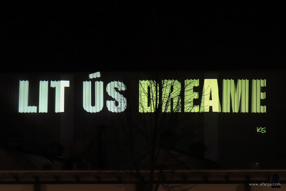 'Lit ús dreame' - 'Laat ons dromen'. Een projectie van Kroft & Smids'