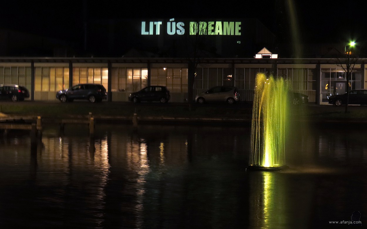 'Lit ús dreame', een projectie van Kroft & Smids op een gebouw aan het Moleneind Noordzijde in Drachten
