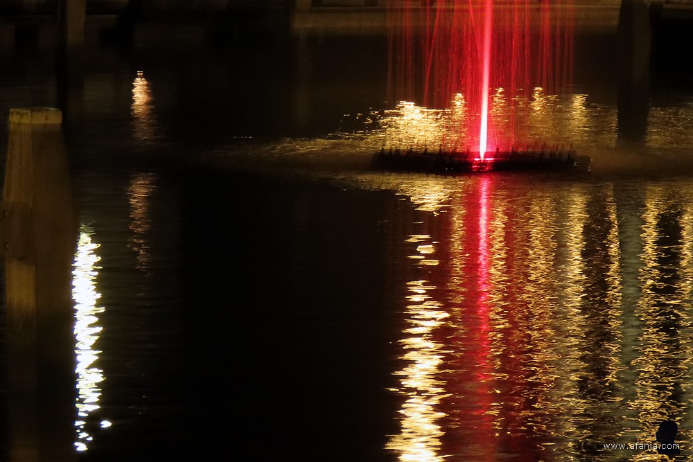 gekleurde fontein met weerspiegeling in de passentenhaven aan het Moleneind in Drachten