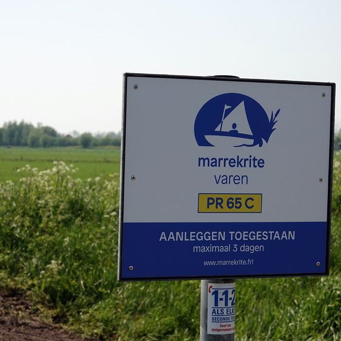 bordje van de Friese Marrekrite over aanlegregels voor boten